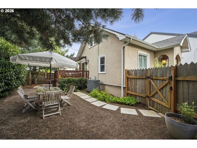 11020 N MOORE Ave, Portland, OR 97217