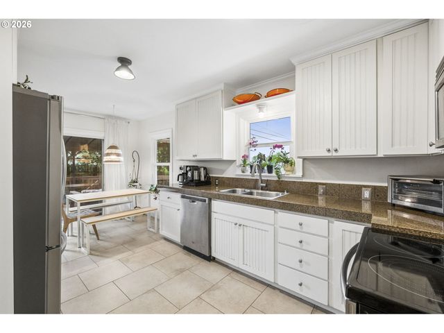 11020 N MOORE Ave, Portland, OR 97217