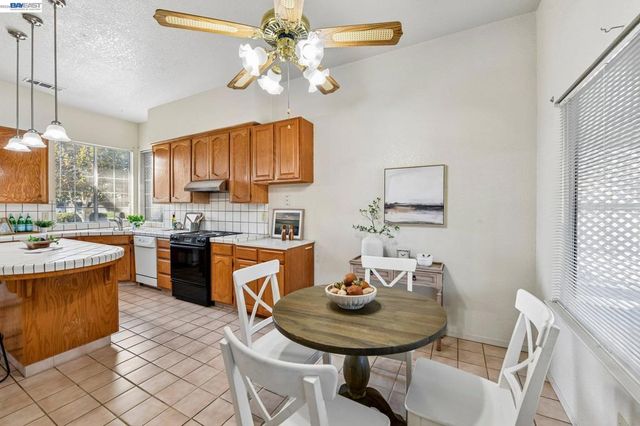 787 Chenin Blanc Dr, Manteca, CA 95337