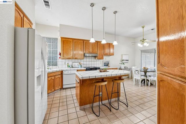 787 Chenin Blanc Dr, Manteca, CA 95337