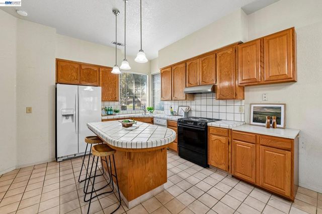 787 Chenin Blanc Dr, Manteca, CA 95337