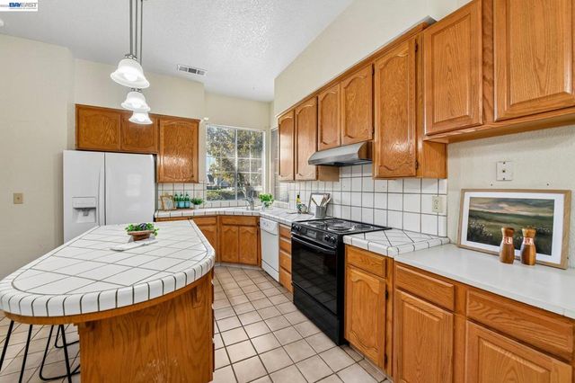 787 Chenin Blanc Dr, Manteca, CA 95337