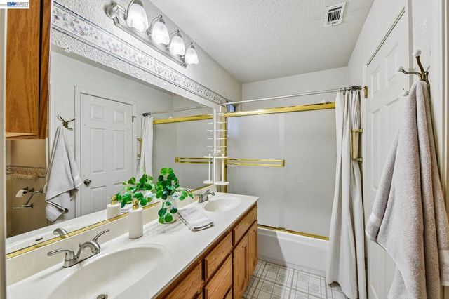 787 Chenin Blanc Dr, Manteca, CA 95337
