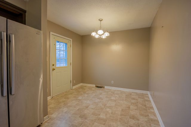 214 Morningside Dr, Clarksville, TN 37042