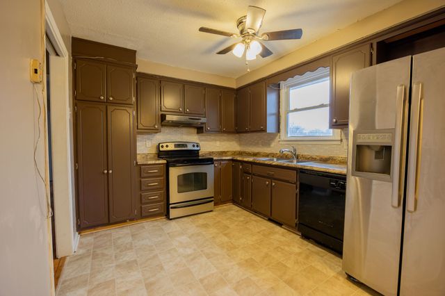 214 Morningside Dr, Clarksville, TN 37042