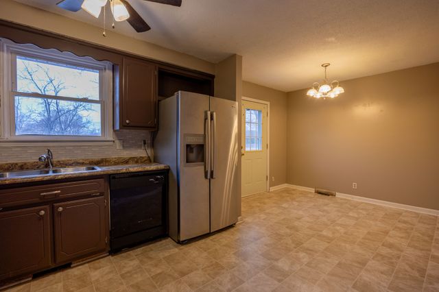 214 Morningside Dr, Clarksville, TN 37042