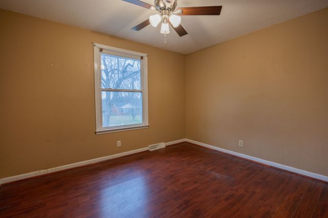 214 Morningside Dr, Clarksville, TN 37042