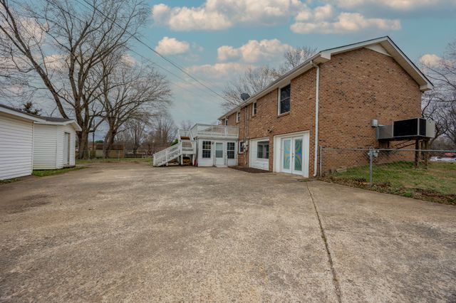 214 Morningside Dr, Clarksville, TN 37042