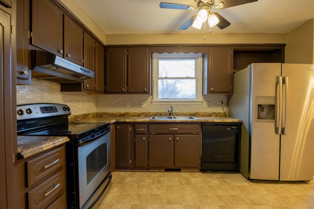 214 Morningside Dr, Clarksville, TN 37042