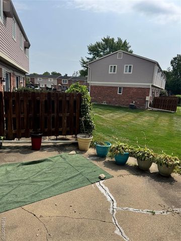 20270 Great Oaks Circle 252, Clinton Township, MI 48036