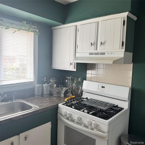 20270 Great Oaks Circle 252, Clinton Township, MI 48036