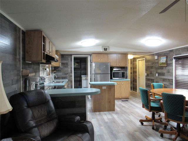 307 Spanish Oak Street, Somerville, TX 77879