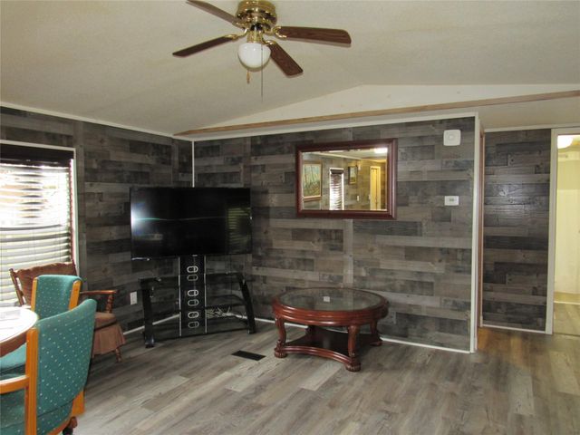 307 Spanish Oak Street, Somerville, TX 77879