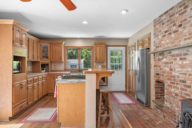 65 Center St, Groveland, MA 01834