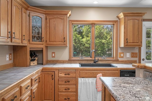 65 Center St, Groveland, MA 01834