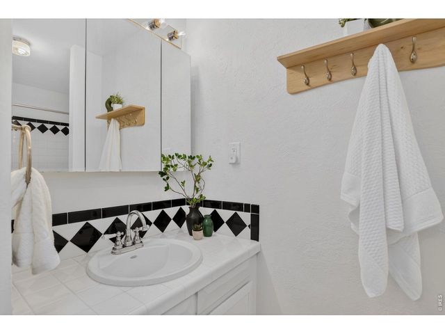 1089 S Coffman St, Longmont, CO 80501