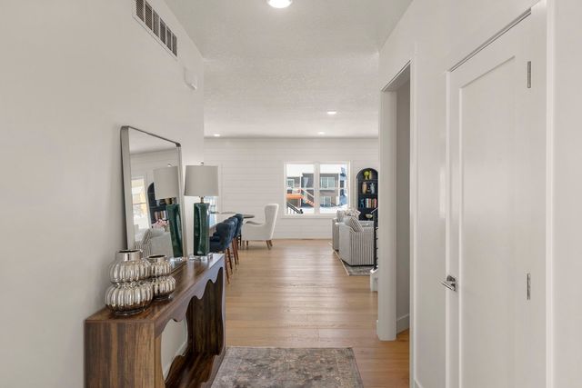 6542 Pelican Street, Bettendorf, IA 52722