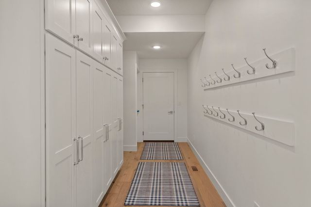 6542 Pelican Street, Bettendorf, IA 52722