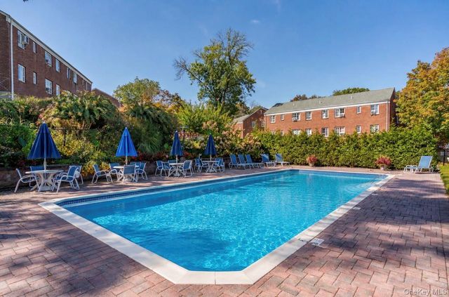 35 Nathan Hale Drive 25B, Huntington, NY 11743