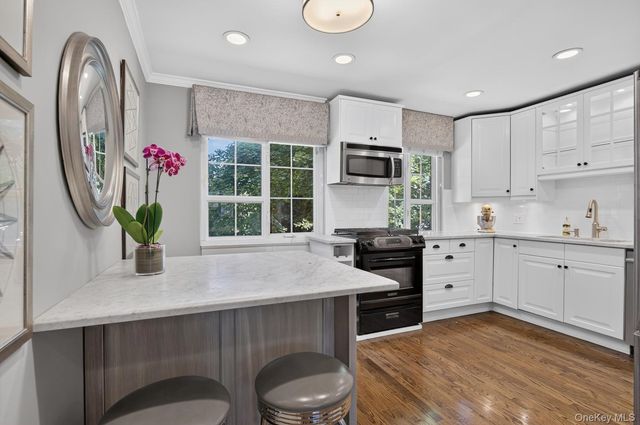 35 Nathan Hale Drive 25B, Huntington, NY 11743