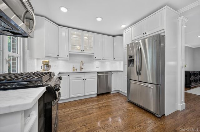 35 Nathan Hale Drive 25B, Huntington, NY 11743