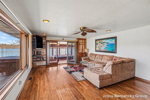 11235 W Broomfield Road, Remus, MI 49340