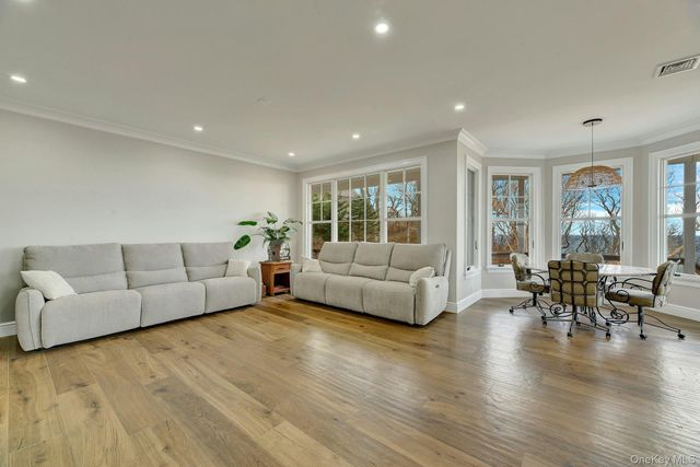 150 Landing Lane, Baiting Hollow, NY 11933