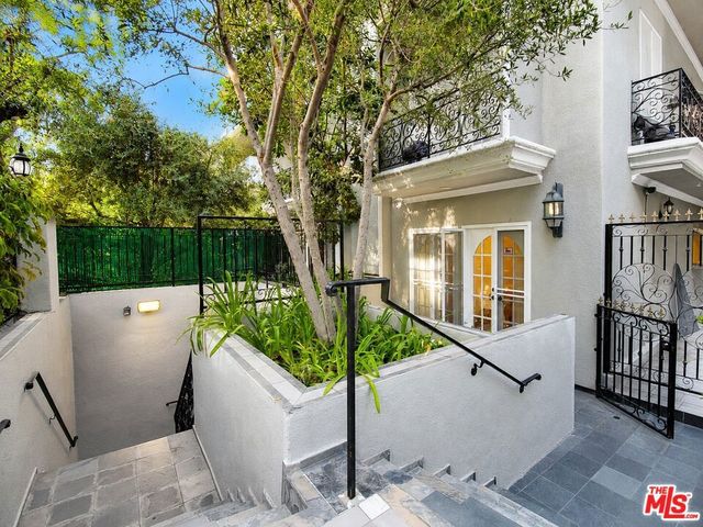 342 N Palm Dr 201, Beverly Hills, CA 90210