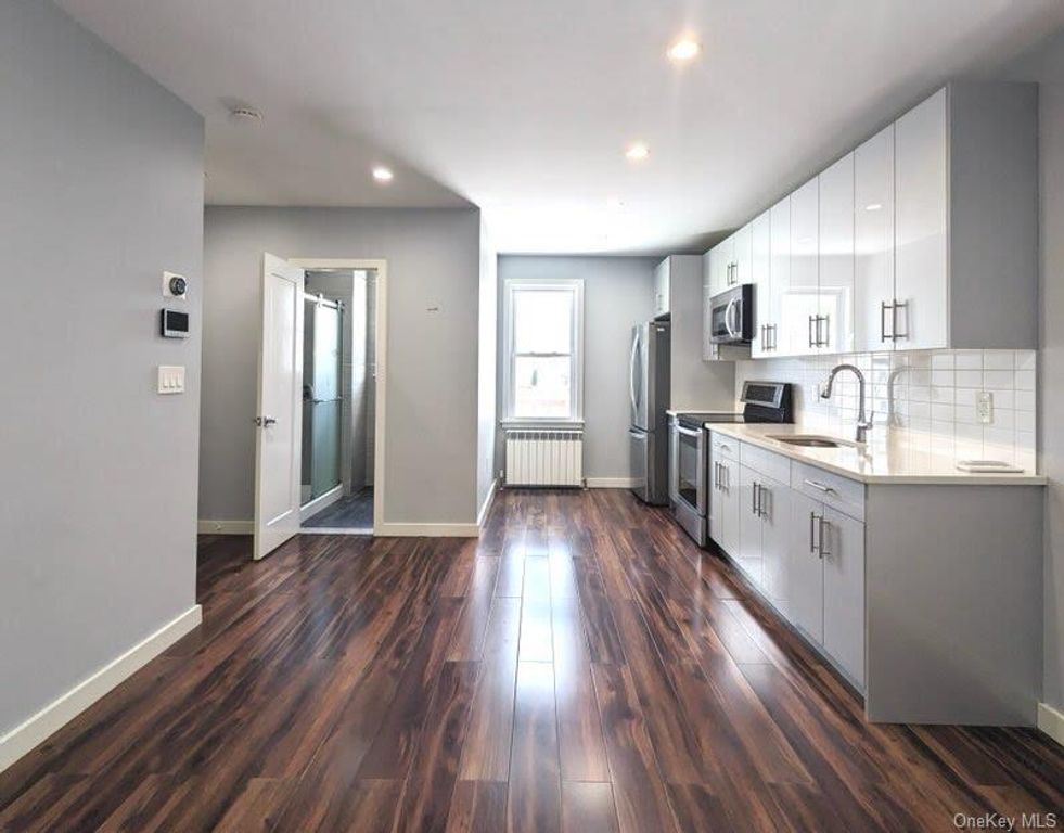 58-09 61 Street 2 FL, Maspeth, NY 11379