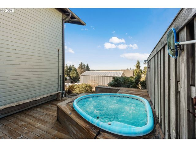 770 PREFONTAINE Dr, Coos Bay, OR 97420