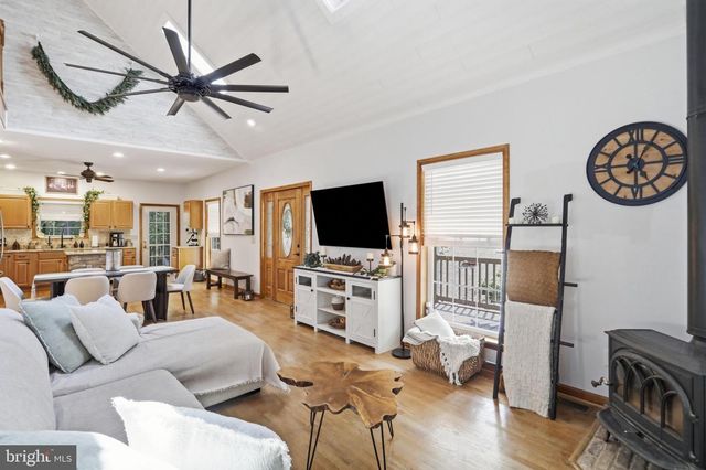 370 HEMLOCK CT, Paw Paw, WV 25434