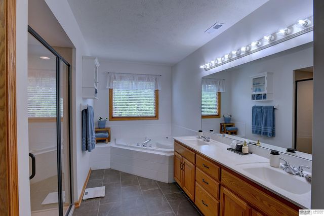 2128 Liberty Lane, Papillion, NE 68133