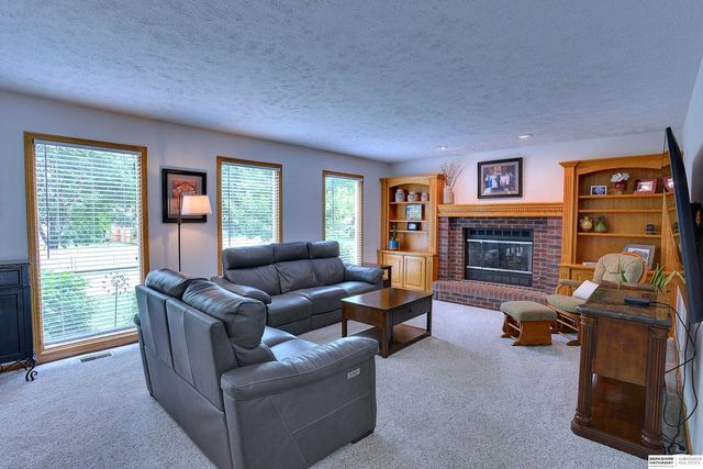 2128 Liberty Lane, Papillion, NE 68133