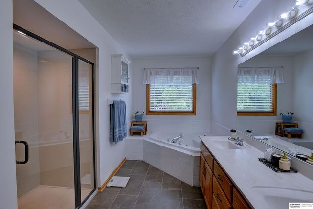 2128 Liberty Lane, Papillion, NE 68133