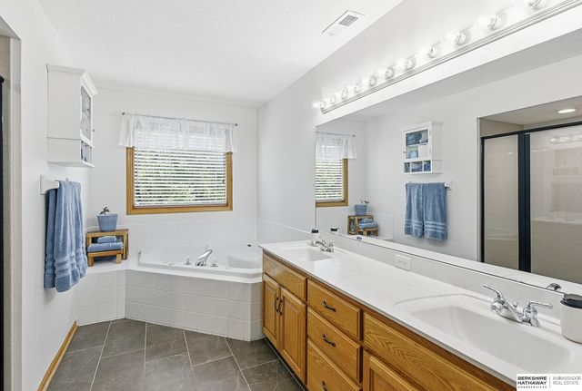 2128 Liberty Lane, Papillion, NE 68133