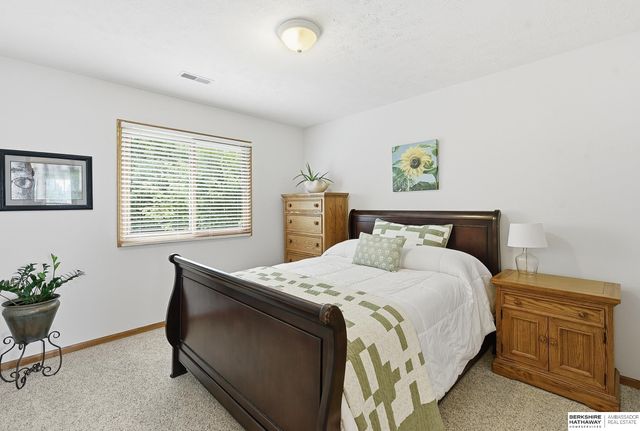 2128 Liberty Lane, Papillion, NE 68133