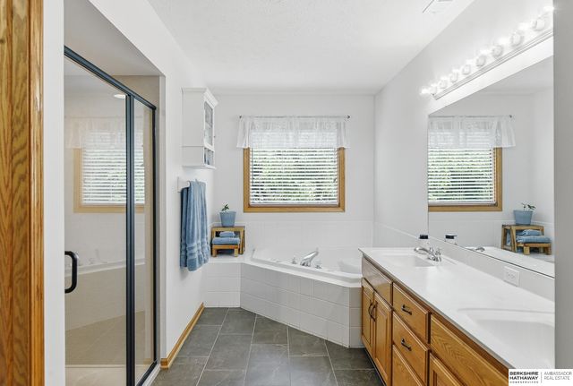 2128 Liberty Lane, Papillion, NE 68133
