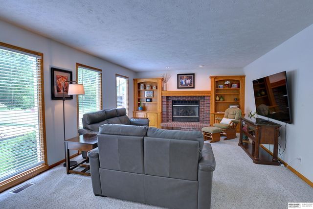 2128 Liberty Lane, Papillion, NE 68133