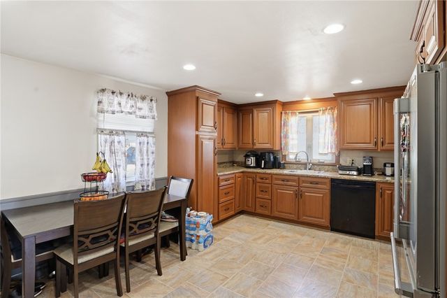 62 Hillcrest Avenue, Pawtucket, RI 02860