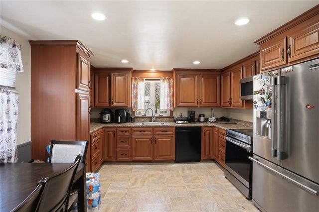 62 Hillcrest Avenue, Pawtucket, RI 02860