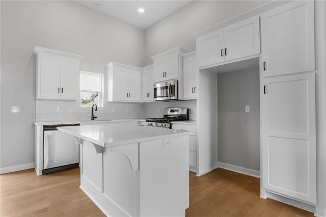 16244 Giorgia Street, Parkville, MO 64152