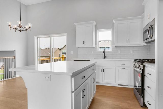 16244 Giorgia Street, Parkville, MO 64152