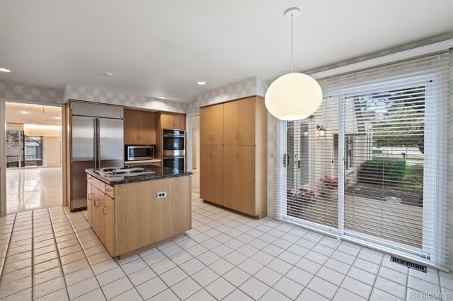5129 Woodlands Lane, Bloomfield Hills, MI 48302