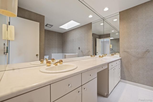 5129 Woodlands Lane, Bloomfield Hills, MI 48302