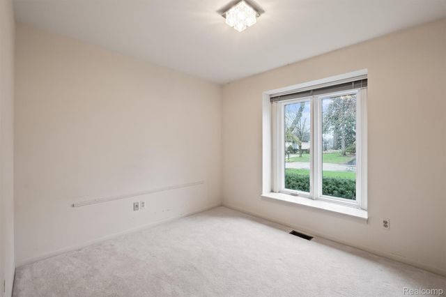 5129 Woodlands Lane, Bloomfield Hills, MI 48302