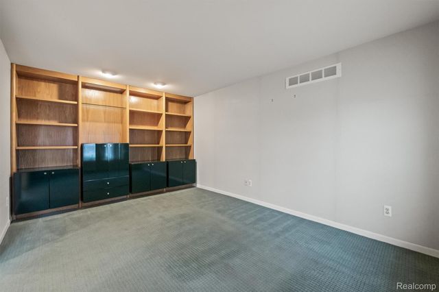 5129 Woodlands Lane, Bloomfield Hills, MI 48302