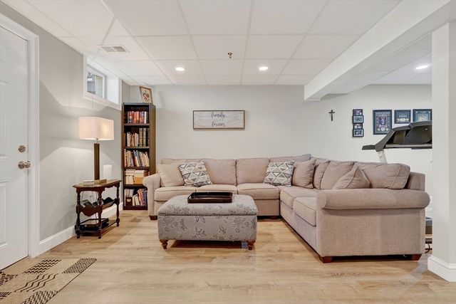 102 Central St 5A, Saugus, MA 01906