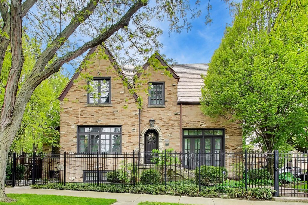 3045 W ARDMORE Avenue, Chicago, IL 60659