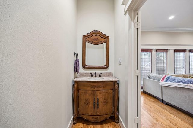 1017 W 16th Street W, Houston, TX 77008