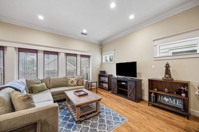 1017 W 16th Street W, Houston, TX 77008